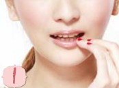 嫩粉果凍唇妝散發(fā)甜美氣息