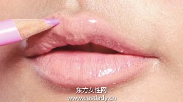 利用豐唇底膏塑造豐盈唇型