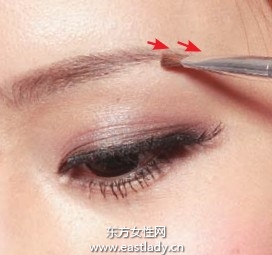 使用眉粉細(xì)眉畫出粗眉樣