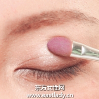 深淺雙色眼影強調(diào)自然漸變效果