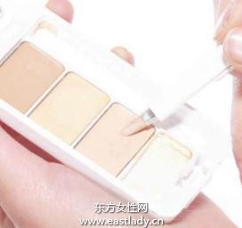 使用遮瑕膏遮蓋色斑、雀斑