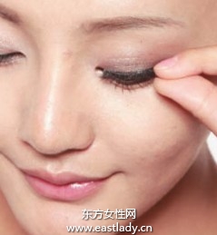 外端纖長(zhǎng)型假睫毛的貼法圖解