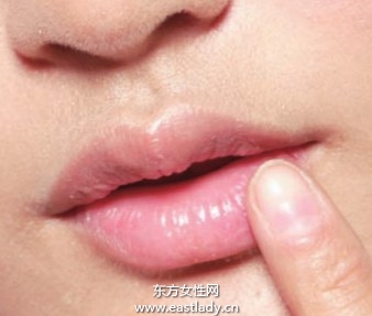 唇妝前護(hù)理唇膏更好著色