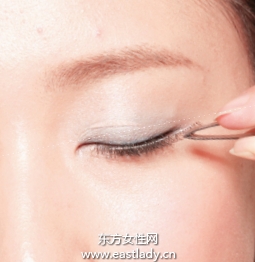 粘貼眼尾局部假睫毛的貼法