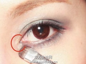 拉長眼影和眼線畫出大眼妝容