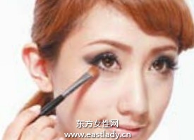 典雅裸妝顯現(xiàn)端莊與雍容華貴