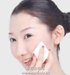 粉底配合珠光飾底乳增加肌膚通透感