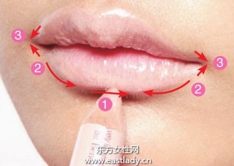 圓潤唇型搭配粉嫩唇色提升甜蜜氣息