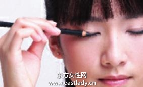 小小眼線畫出大眼效果