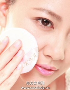 粉底液混搭粉餅防止脫妝