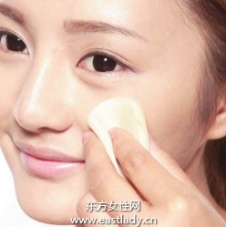 使用遮瑕品填平T區(qū)、臉頰粗大毛孔