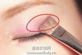 粉色眼影配合隱形眼線散發(fā)自然氣息