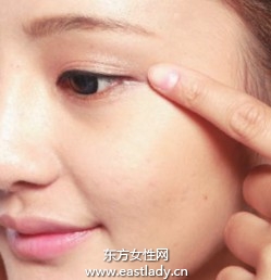 使用膏狀眼影打造自然眼妝