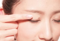 一分鐘修補易暈妝的眉部與眼部