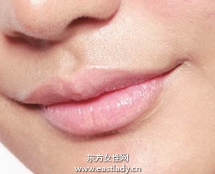 使用遮瑕霜和唇線打造微笑唇妝