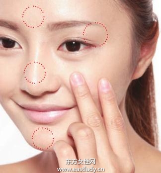 液狀粉底化出薄、透自然質(zhì)感妝容