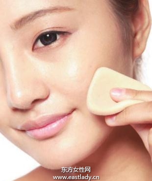 粉狀粉底打造薄霧般的持久底妝