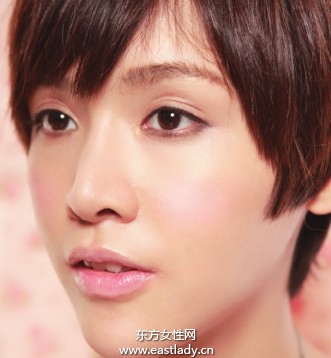 用染眉膏調(diào)整眉毛質(zhì)地