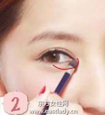 延長(zhǎng)眼形的眼線畫法