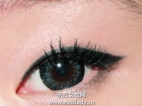 深色眼影隨時(shí)補(bǔ)眼妝