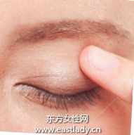 深淺雙色眼影強調(diào)自然漸變效果