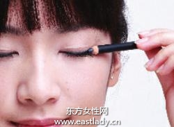 勾勒眼部線條打造嫵媚眼神