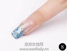 柔和藍(lán)色色調(diào)美甲營造出輕松休閑之感