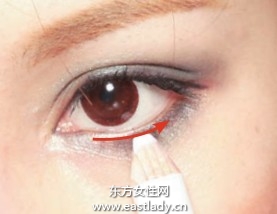 拉長眼影和眼線畫出大眼妝容