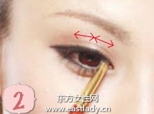 埋入式眼線畫法畫出柔媚印象大眼妝