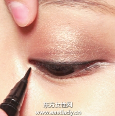 淚眼朦朧的金棕色眼妝的畫法
