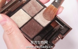 閃粉眼影提亮眼周消除黯沉