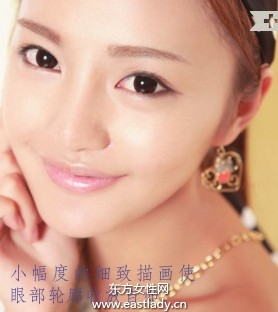 眼線筆描畫使眼部輪廓收放自如