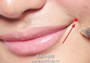 使用遮瑕霜和唇線打造微笑唇妝