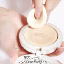 通過粉餅輕松遮瑕提升肌膚質(zhì)感