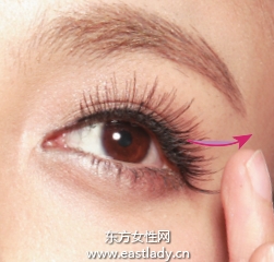 粘貼眼尾局部假睫毛的貼法