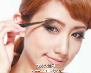 典雅裸妝顯現(xiàn)端莊與雍容華貴