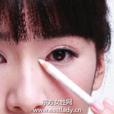 勾勒眼部線條打造嫵媚眼神