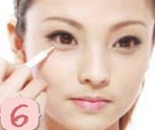 使用粉狀粉底與粉刷打造啞光清透底妝