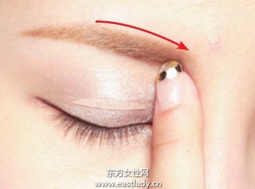 用眉筆塑造粗度與色調適中雙眉