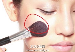 腮紅搭配蜜粉使妝效更通透自然