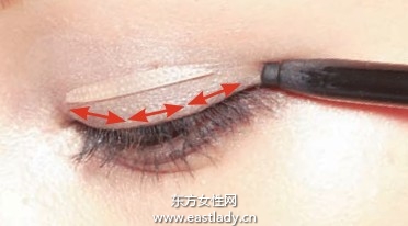 描眼線時線條總是畫不流暢