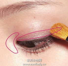 淚眼朦朧的金棕色眼妝的畫法