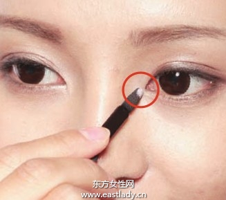 化妝教程之基本款棕色眼影的使用步驟