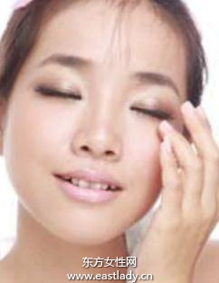 正確卸眼影只需三步驟