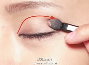 化妝教程之基本款棕色眼影的使用步驟