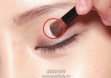 化妝教程之基本款棕色眼影的使用步驟