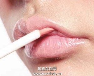 使唇膏不容易脫色的唇妝教程
