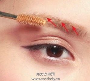 用染眉膏調(diào)整眉毛質(zhì)地