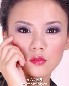 酷酷魔女妝給人冷艷姿態(tài)