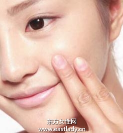 使用遮瑕膏遮蓋粉刺、毛孔、小細紋